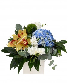 Aranjament floral cu hortensie albastra